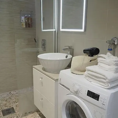 아파트 Spacious With Balcony And Great Location