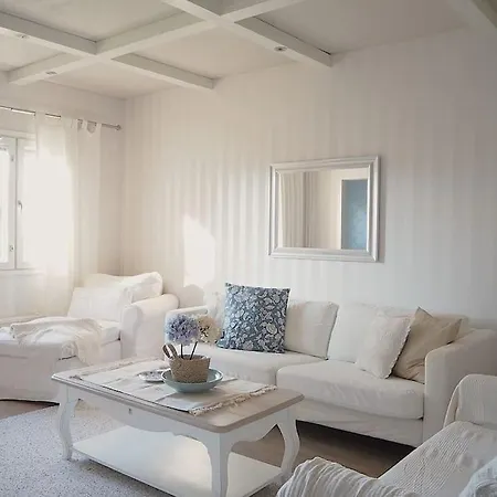 Spacious With Balcony And Great Location شقة *